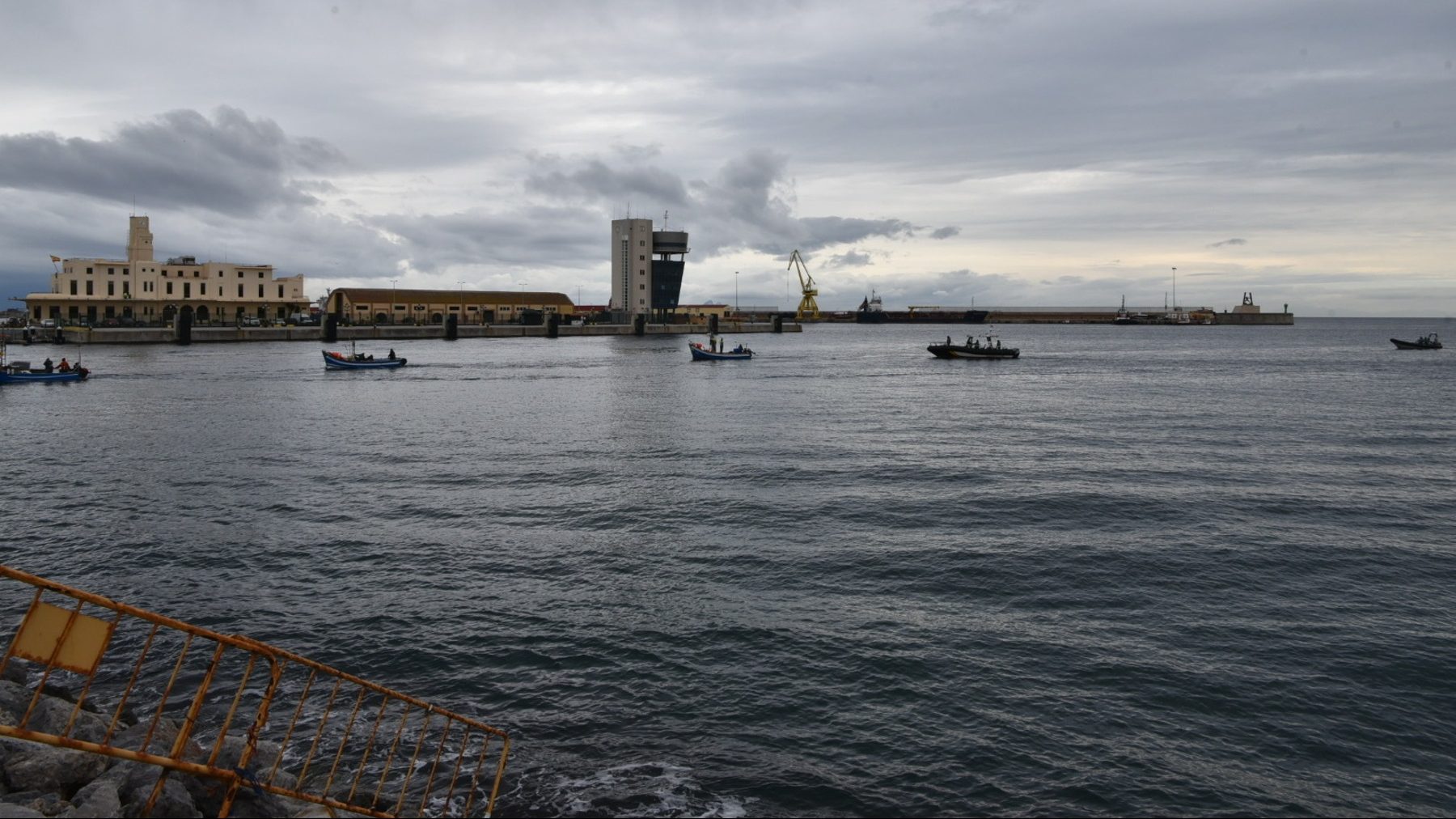 Salvamento Marítimo trabaja en la detención de pesqueros marroquíes en Ceuta (ANTONIO SEMPERE / EUROPA PRESS).