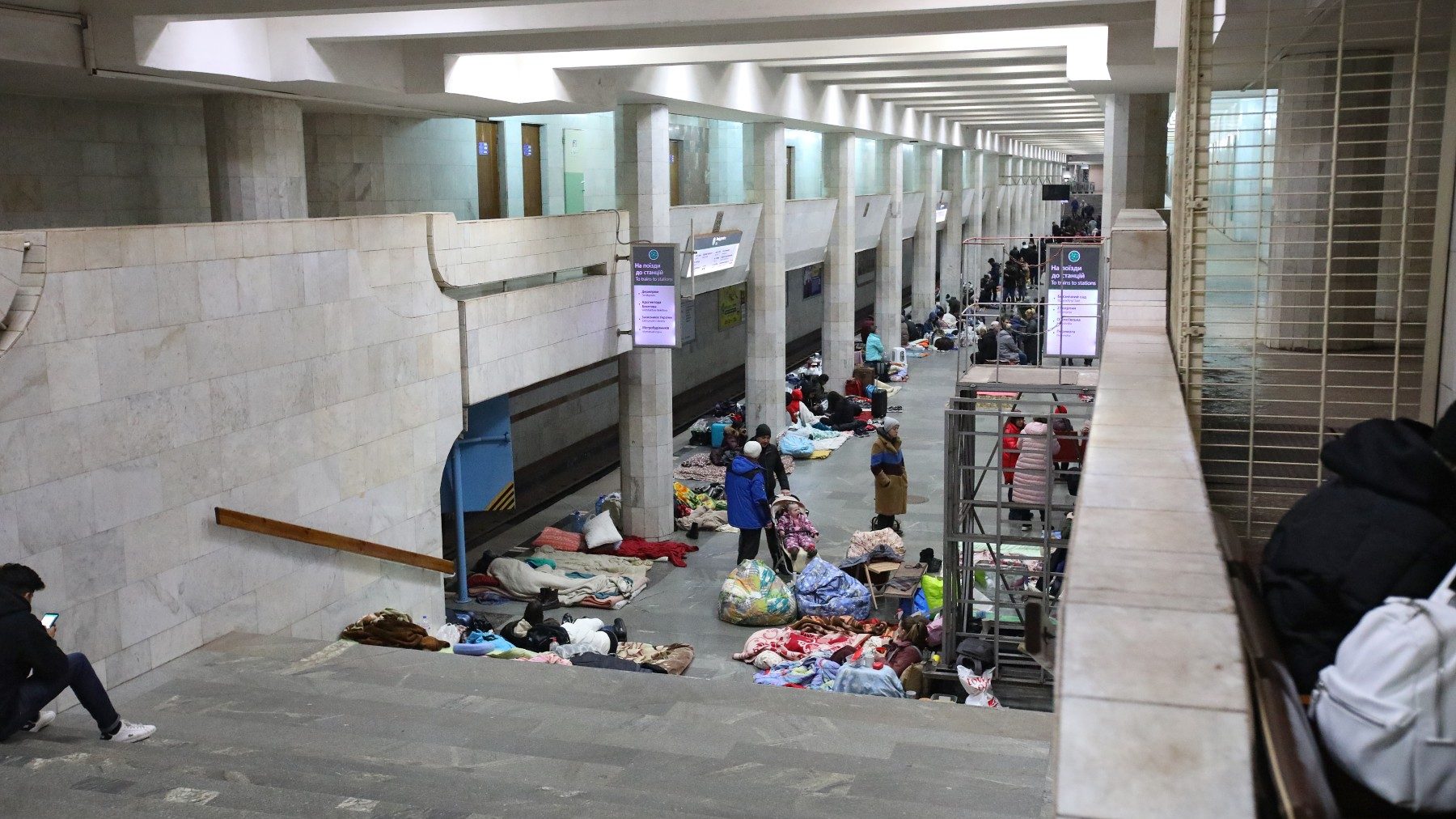 Ciudadanos ucranianos se refugian de las bombas en la estación de metro de Járkov (UKRINFORM /DPA).(1)