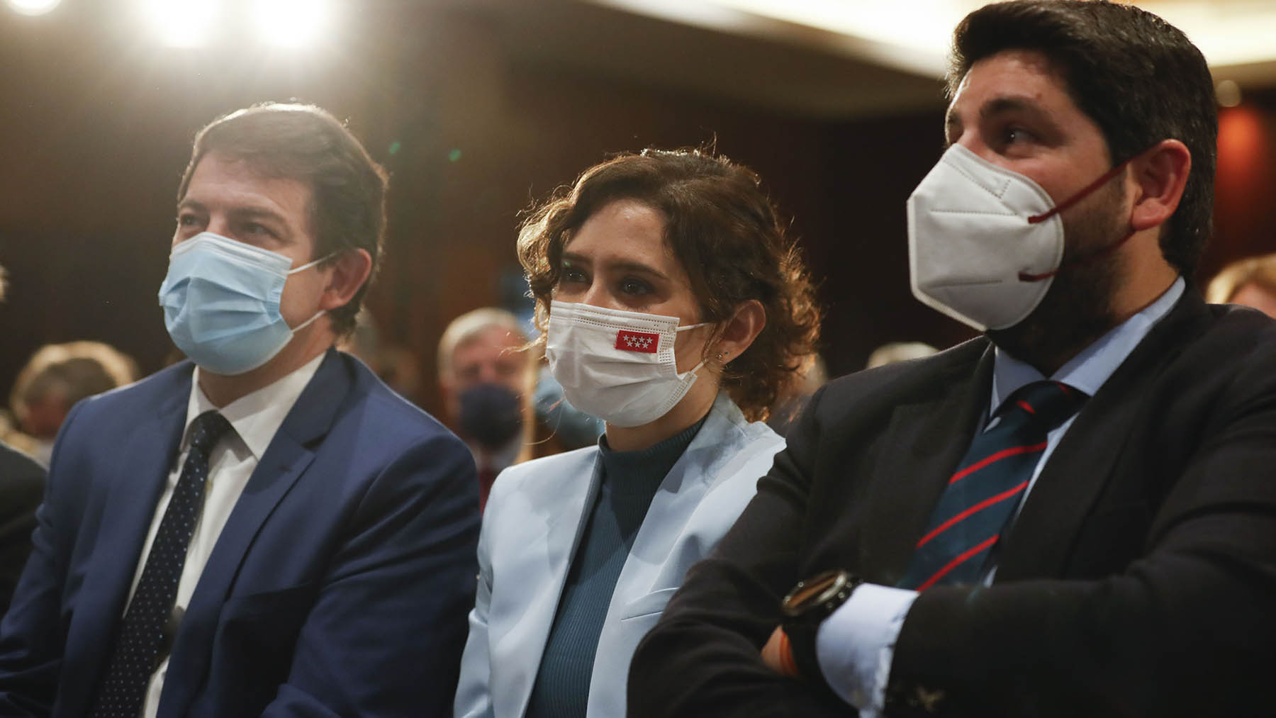 Isabel Díaz Ayuso, sentada entre Alfonso FernándezMañueco y Fernando López Miras en la reunión de la Junta Directiva Nacional.