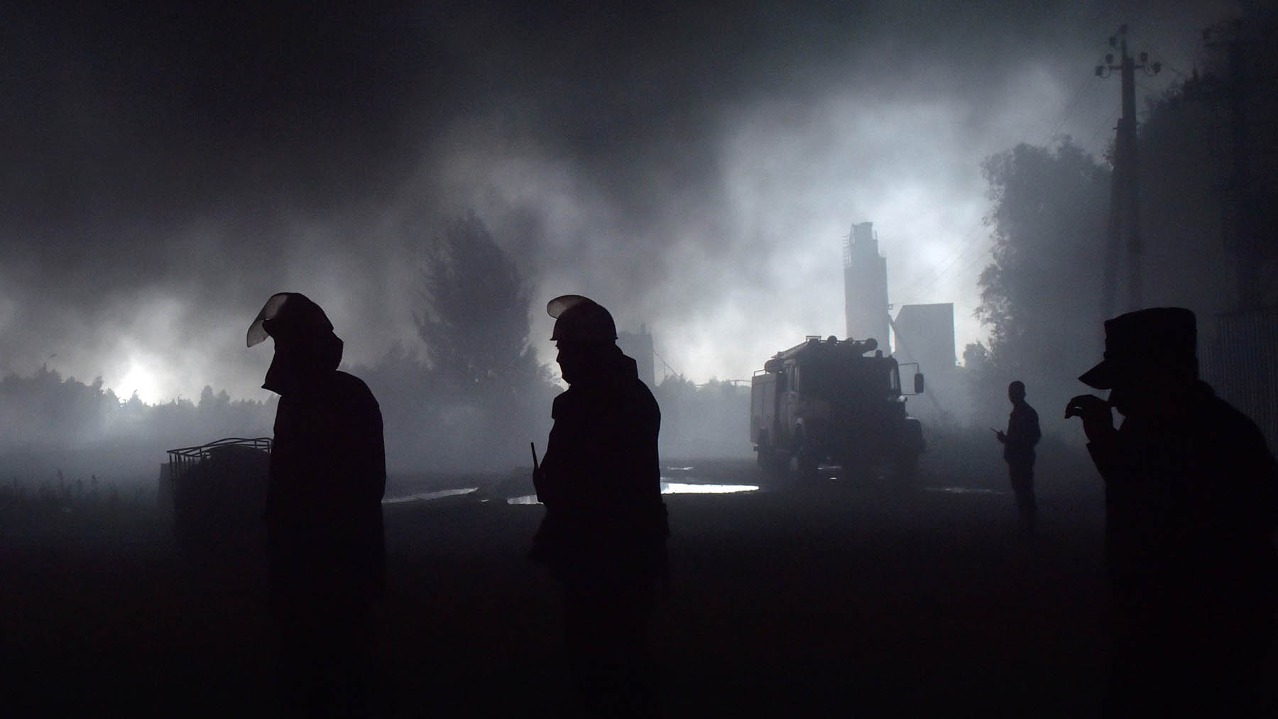 Los bomberos tras el bombardeo de una ciudad a 20 kilómetros de Kiev. (Foto: Afp)