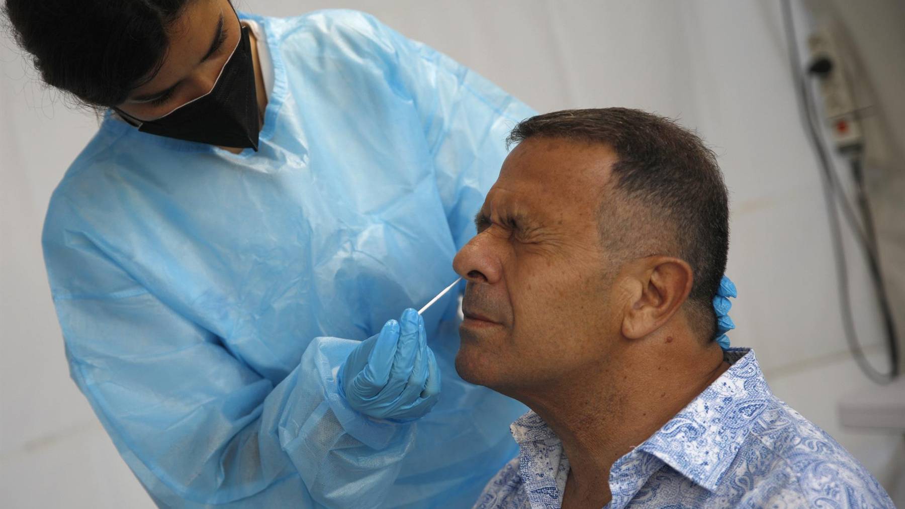 Una sanitaria realizando una prueba de antígenos. Foto: Europa Press