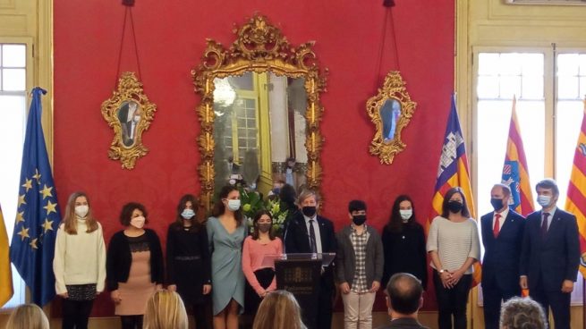 El presidente del Parlament, Vicenç Thomás, con miembros de la Mesa y niños que han leído artículos del Estatut.