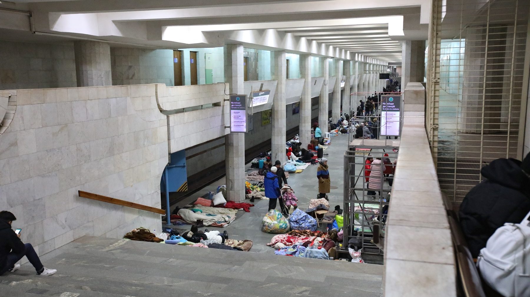 Ciudadanos ucranianos se refugian de las bombas en la estación de metro de Járkov (UKRINFORM / DPA).