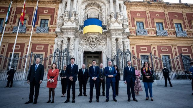 La Junta de Andalucía despliega la bandera de Ucrania en San Telmo y condena la «invasión rusa»