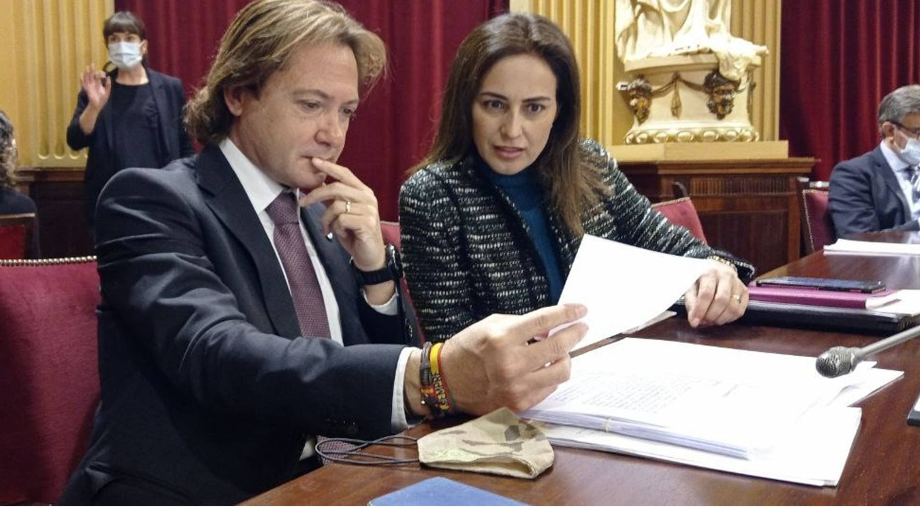 Jorge Campos e Idoia Ribas durante el pleno del Parlament.