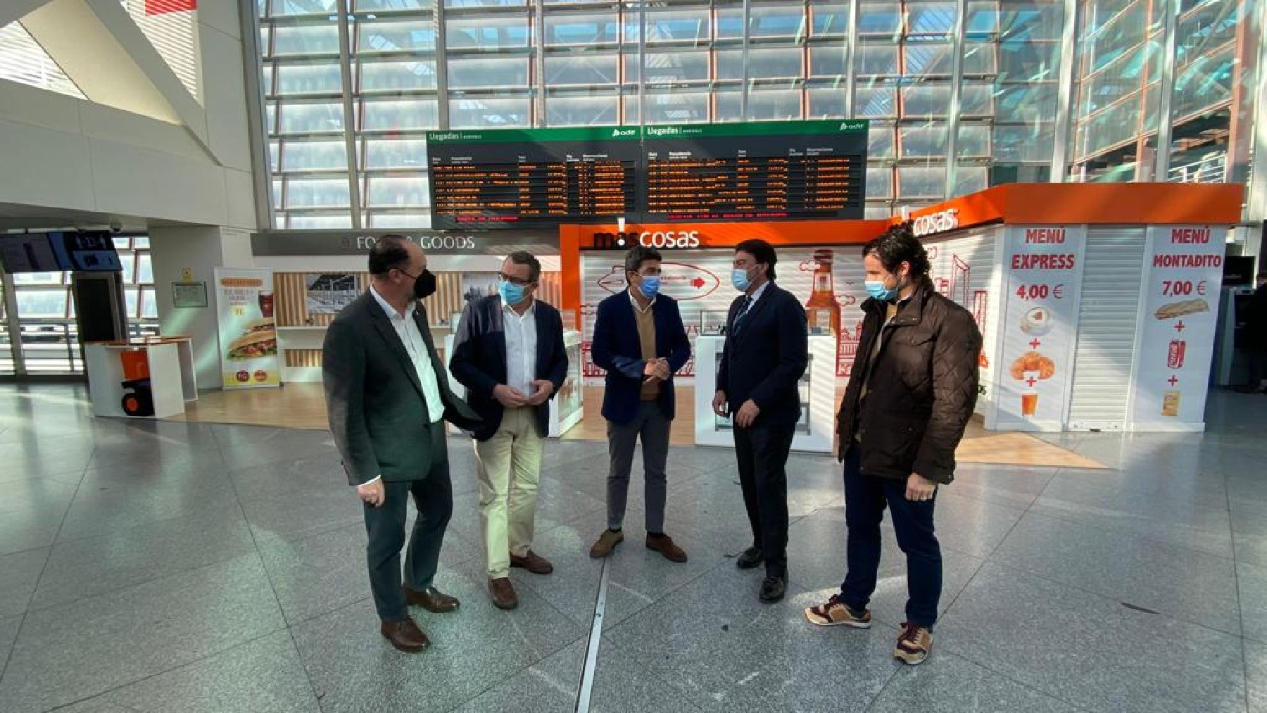 Mazón y los alcaldes de Alicante, Benidorm y Torrevieja, en la Estación de Atocha.