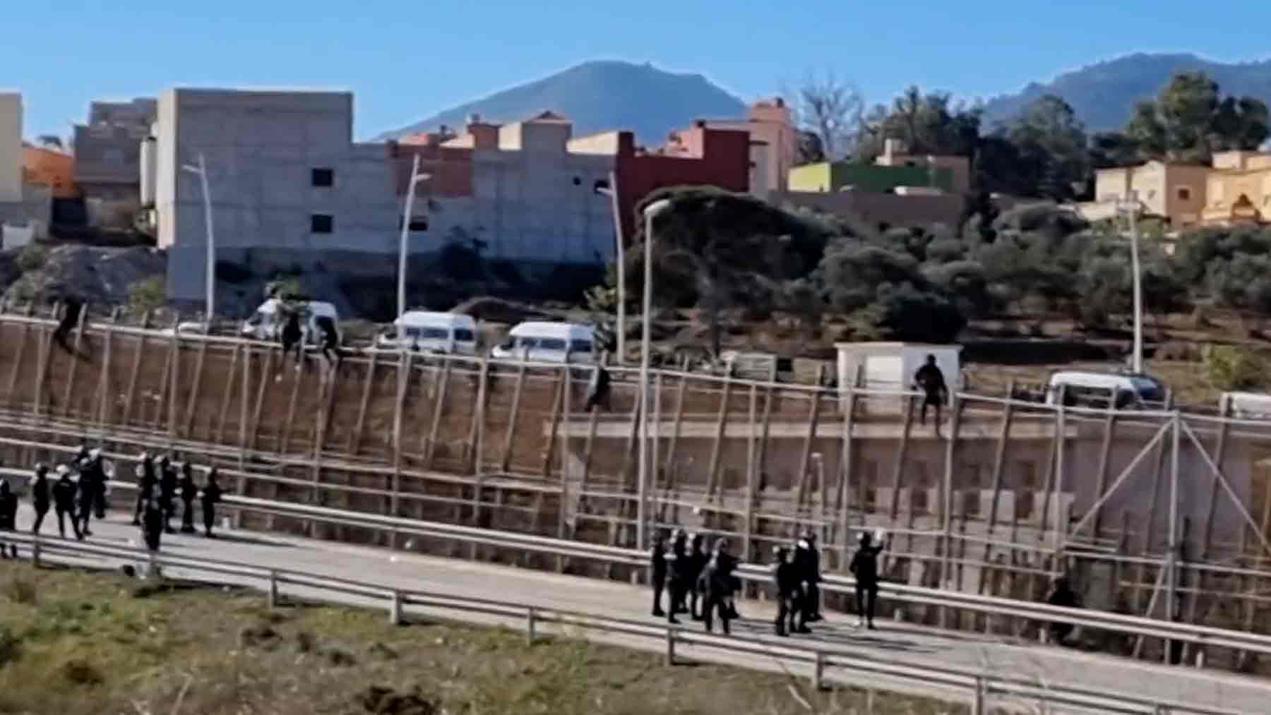 Inmigrantes ilegales intentan saltar la valla de Melilla.