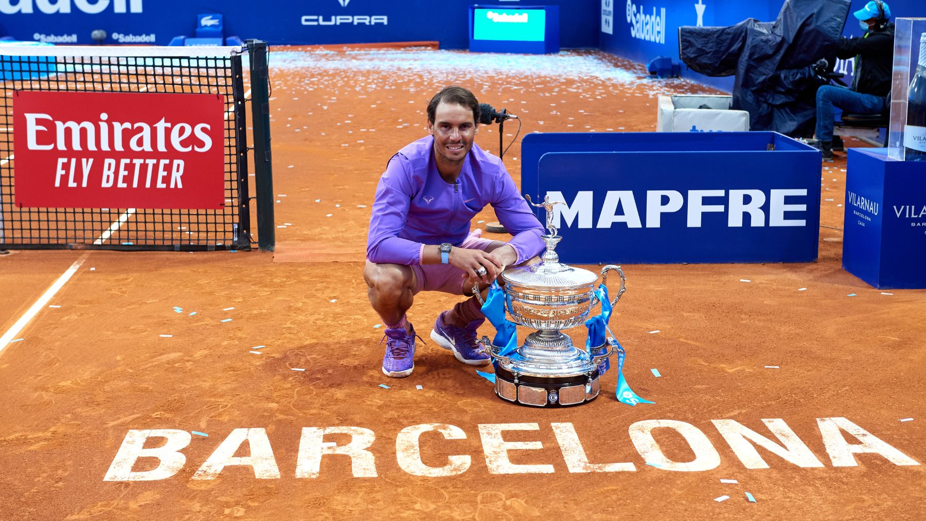 Rafa Nadal posa con el trofeo del Conde de Godó. (AFP)