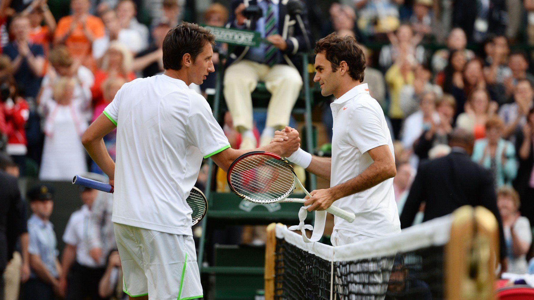 Stakhovsky y Federer se saludan tras el partido de Wimbledon 2013. (Getty)