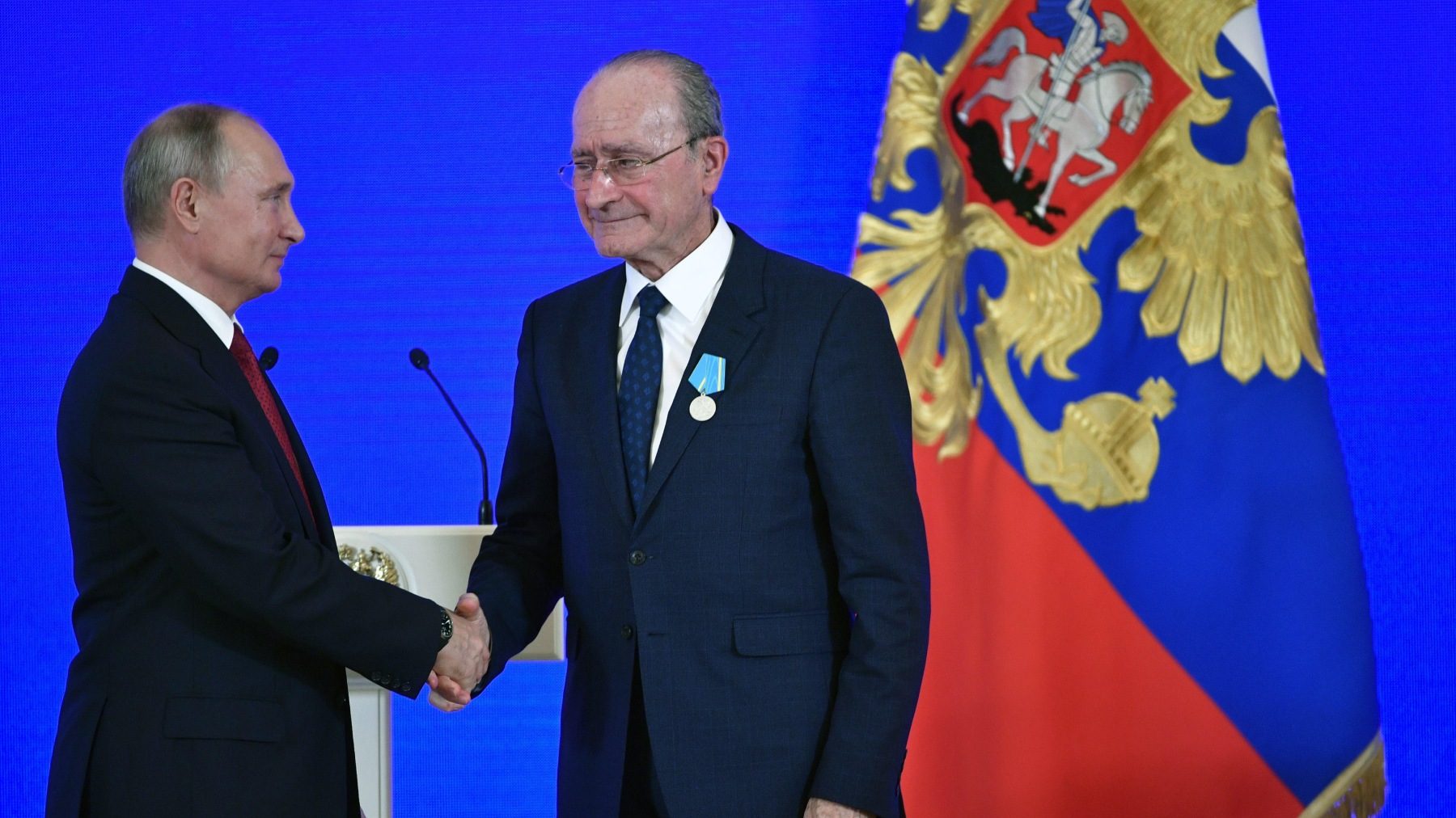 Vladimir Putin condecora al alcalde de Málaga durante una ceremonia en Moscú en noviembre de 2018 (EFE).
