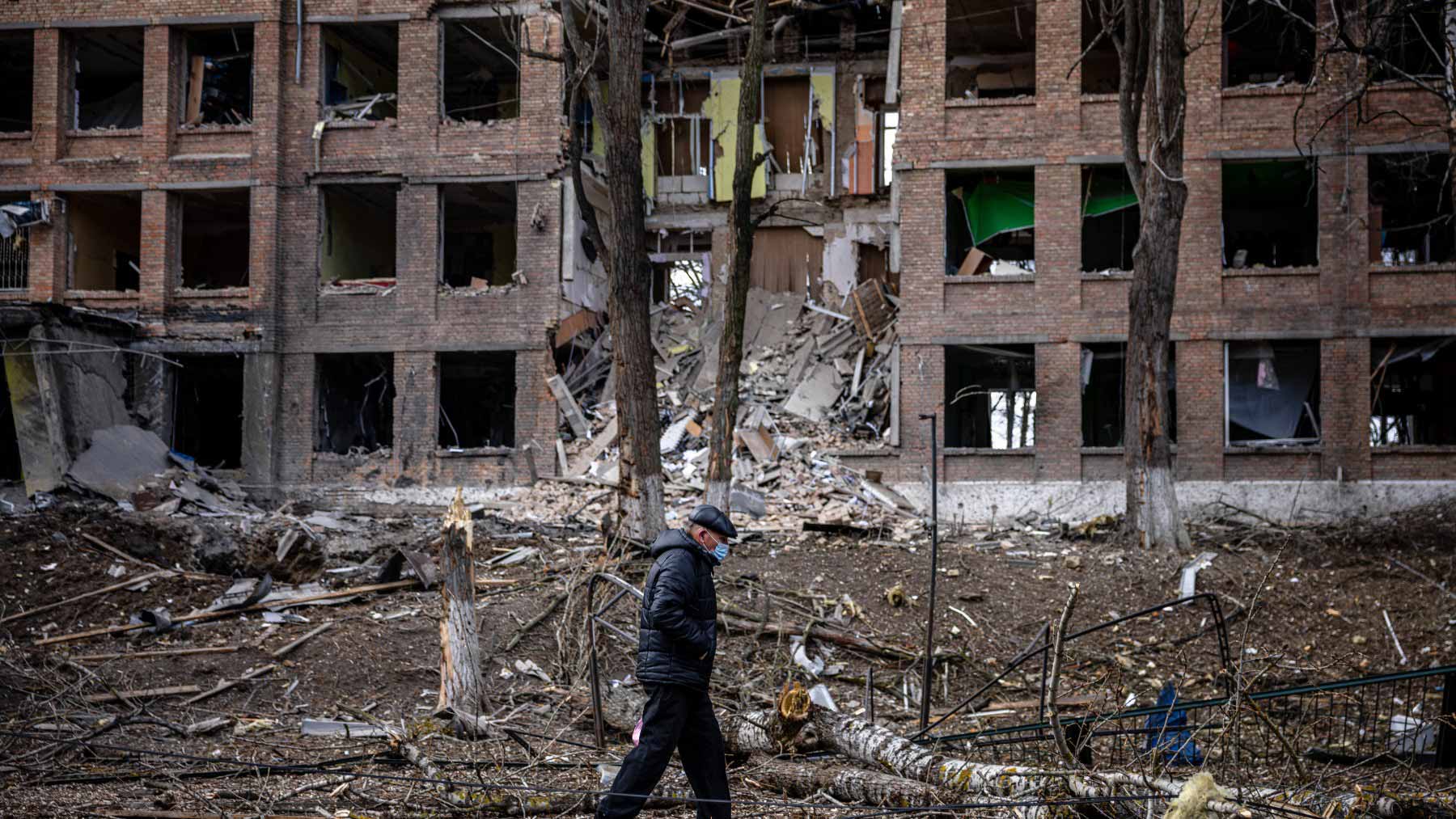 Un hombre pasea por la ciudad de Vasylkiv, near Kiev. (AFP)