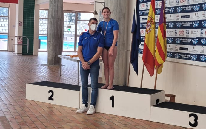 Elena Cerdà, en el podio recogiendo su medalla