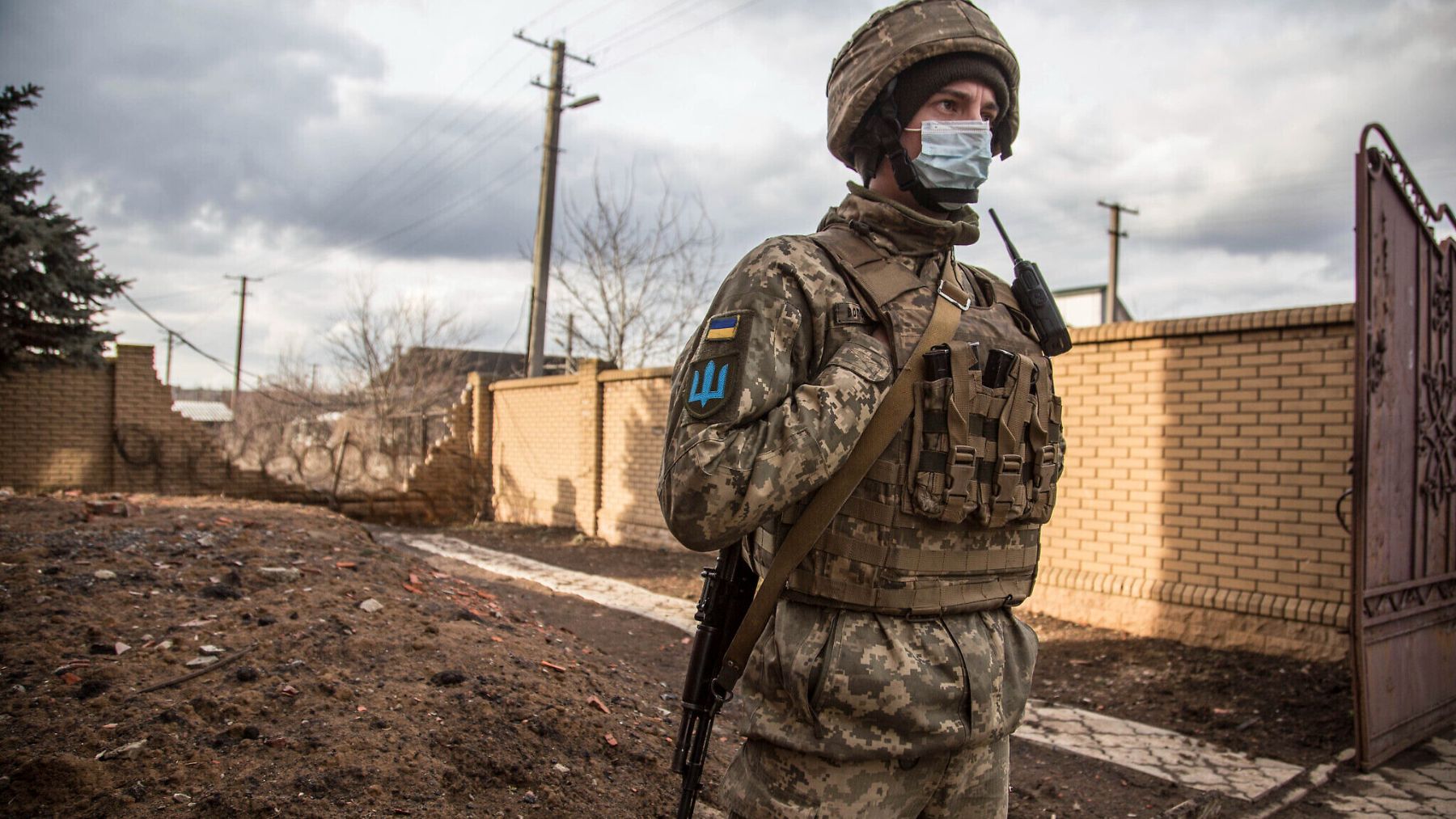 Soldado ucraniano en el pueblo de Novoluhanske, región de Lugansk, Ucrania, (Foto AP/Oleksandr Ratushniak)
