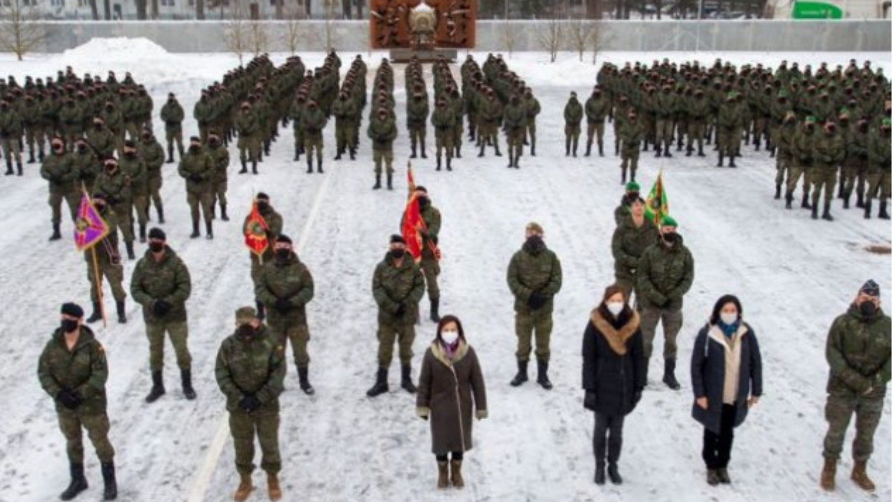 Robles con las tropas españolas en Letonia, en diciembre de 2021.