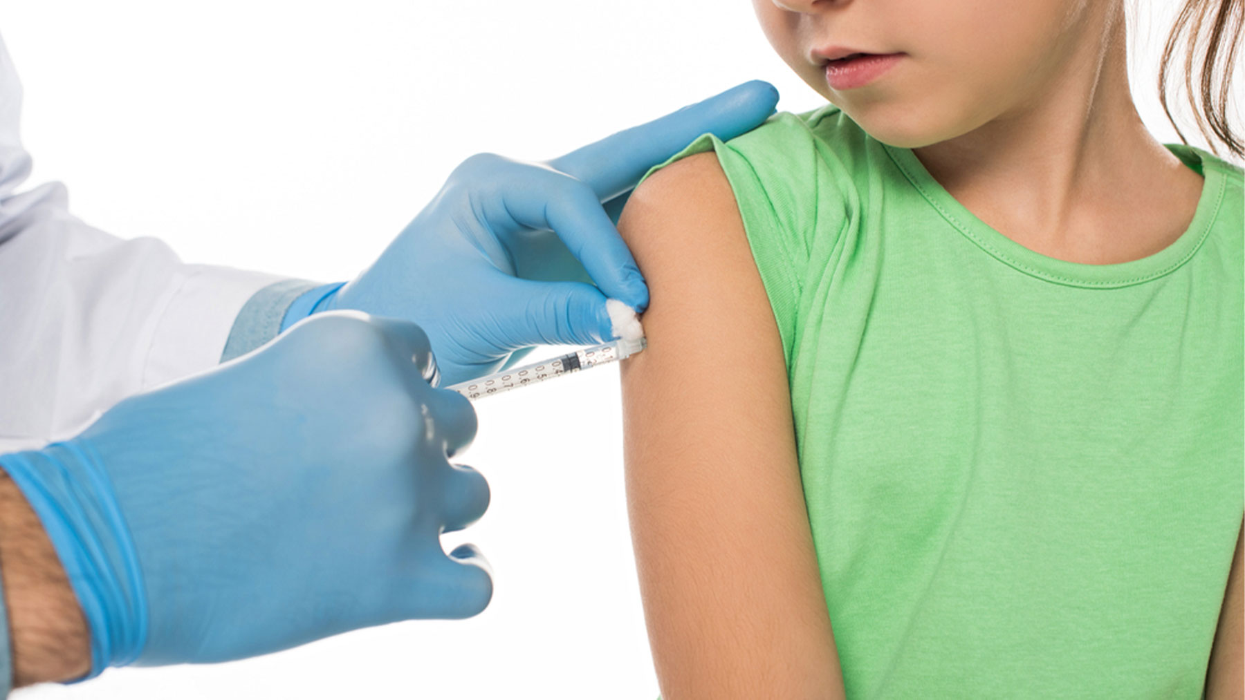 Los expertos piden que se vacune contra el VPH no solo a las niñas, sino también a los niños a partir de los 11 años.