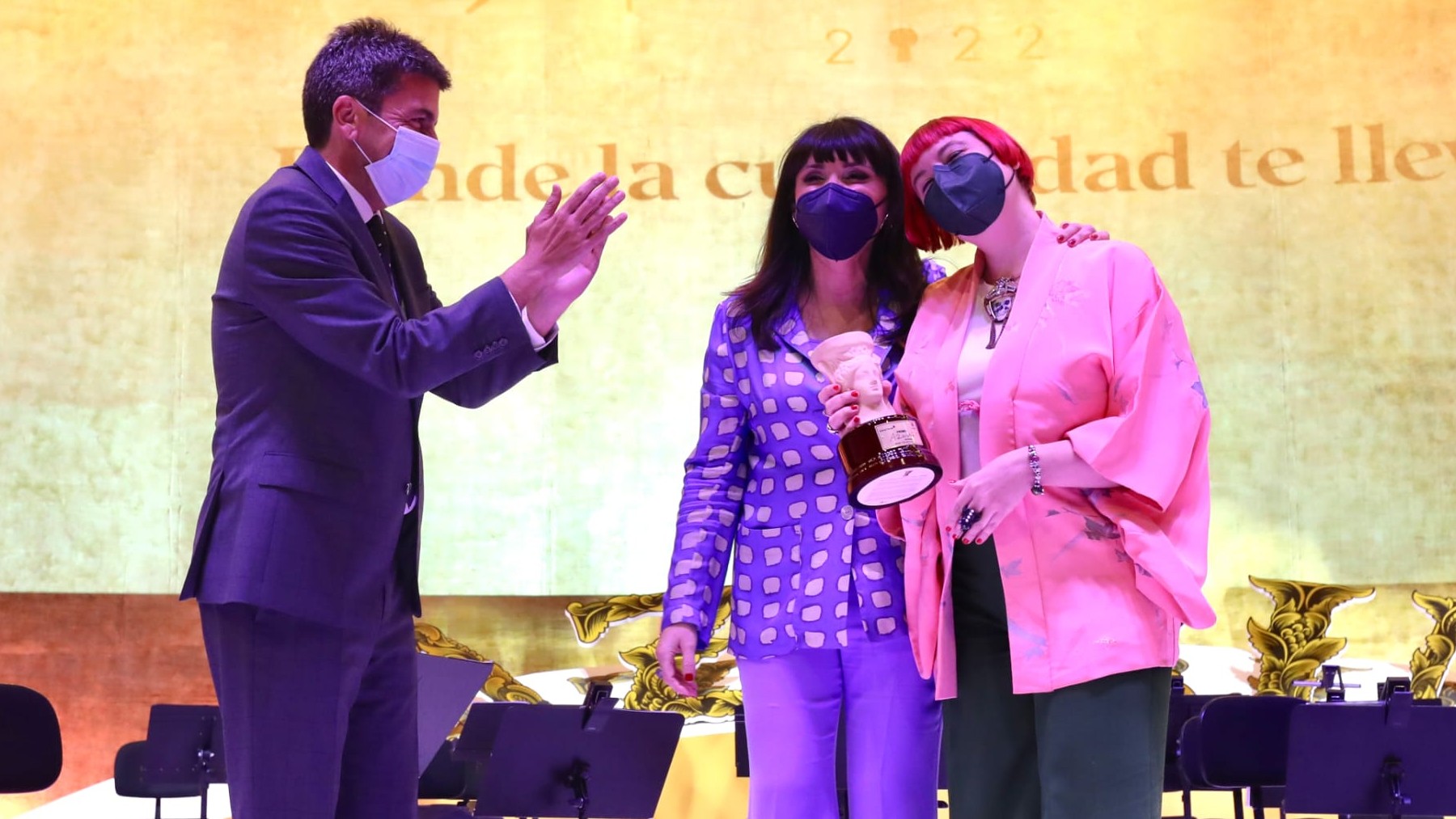 María Zaragoza, con Carlos Mazón y Julia Parra, tras recibir el Premio Azorín.