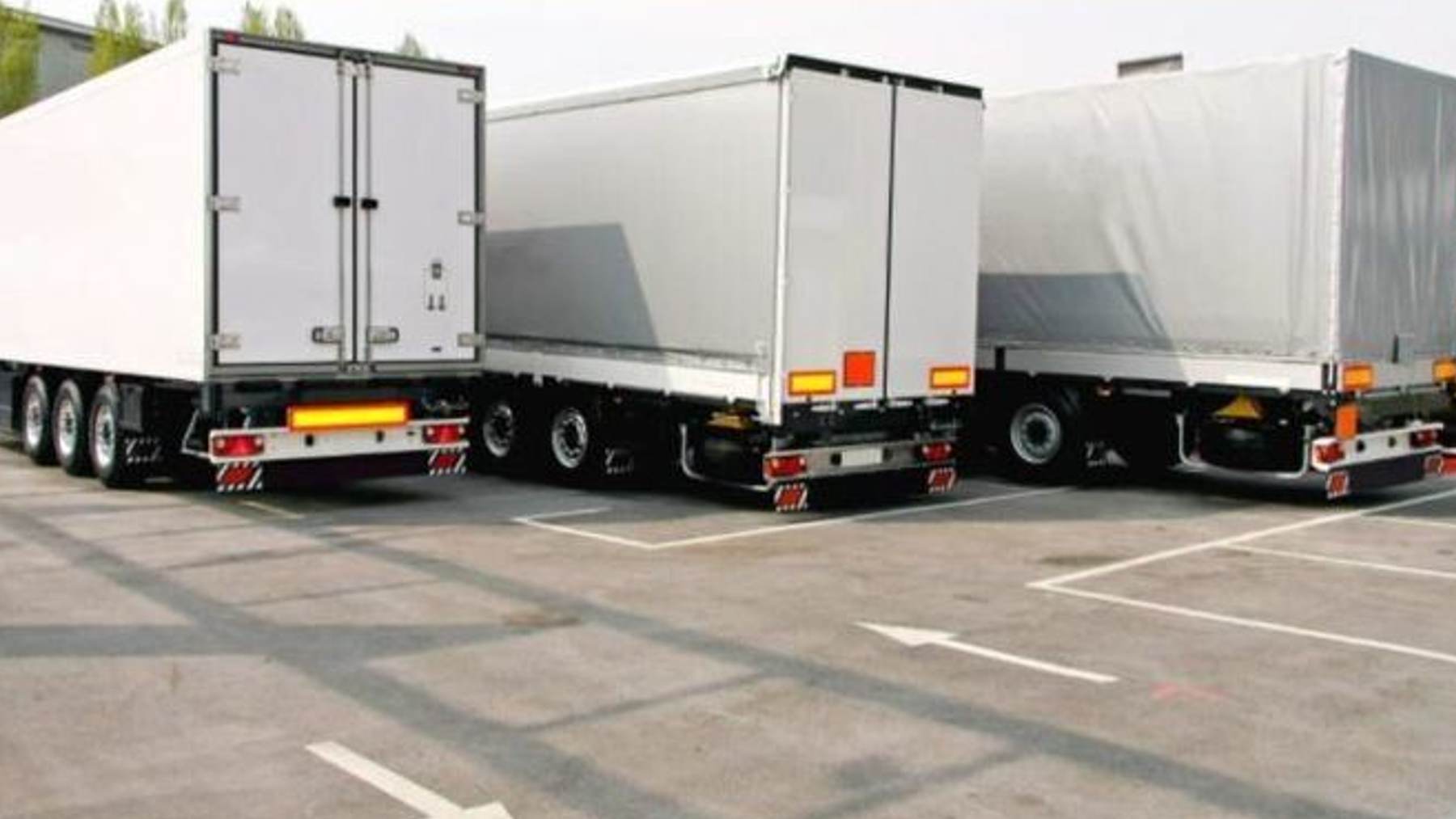 Camiones estacionados en un aparcamiento de Palma.