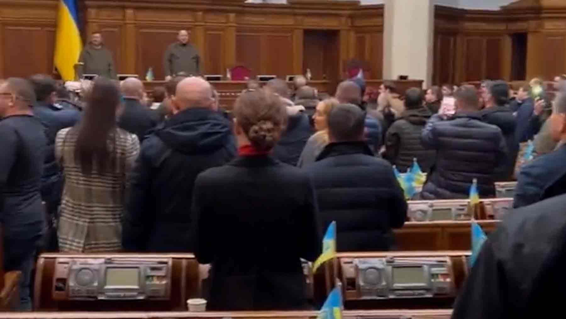 Los diputados de Ucrania cantan el himno nacional.