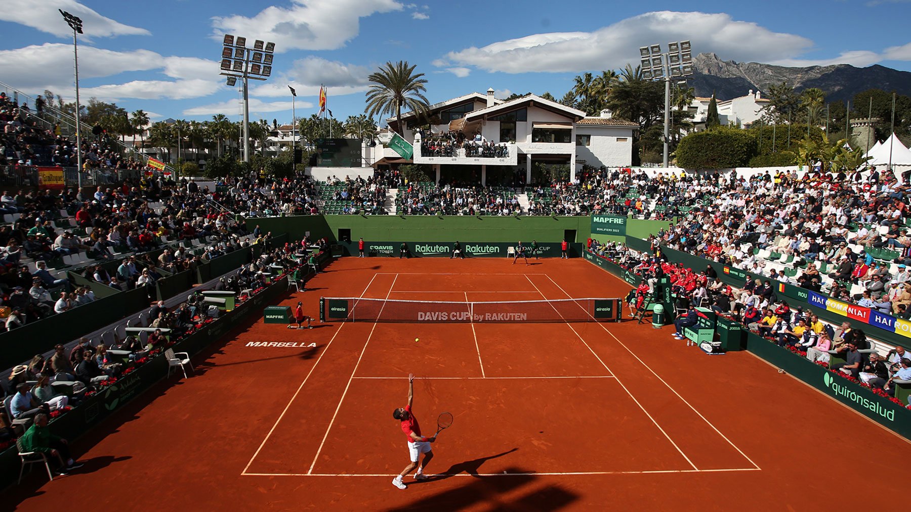 Pista central del Club de Tenis Puente Romano, durante la disputa de la Copa Davis entre España y Rumanía (Efe)