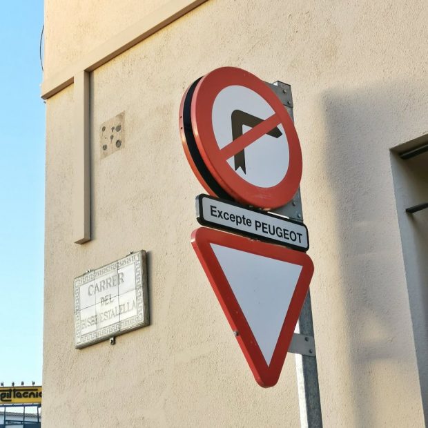 En esta calle de España sólo puedes girar a la derecha si conduces este coche...¿es el tuyo?