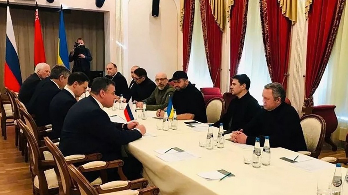 Delegaciones de Ucrania y Rusia en Gomel, en Bielorrusia, el 28 de febrero de 2022.