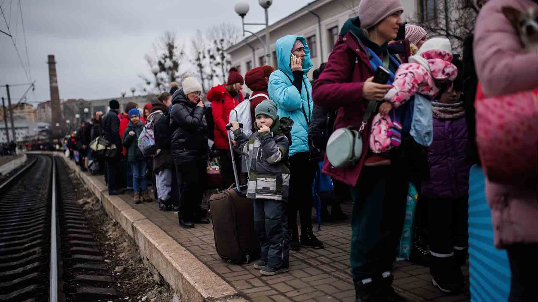 Los ucranianos tratan de huir desde la estación de tren de Lviv (Ucrania)