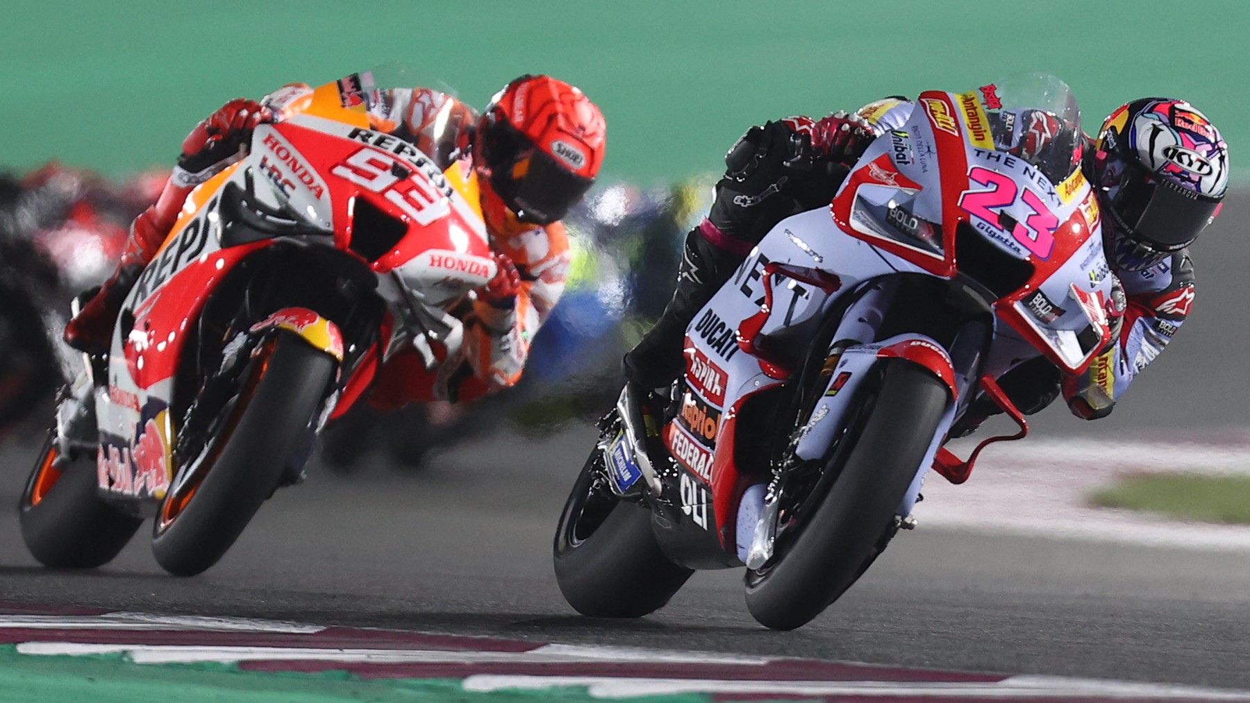 Bastianini y Márquez durante el GP de Qatar de MotoGP. (AFP)