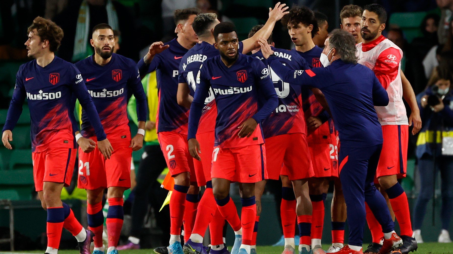 Los jugadores del Atlético celebran un gol de Joao Félix ante el Betis. (EFE)