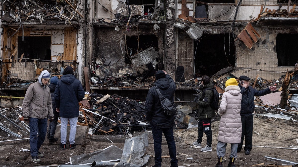 Ciudadanos ucranianos tras un ataque ruso.