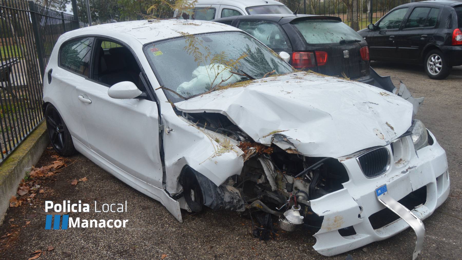 El coche robado en Manacor tras el accidente.