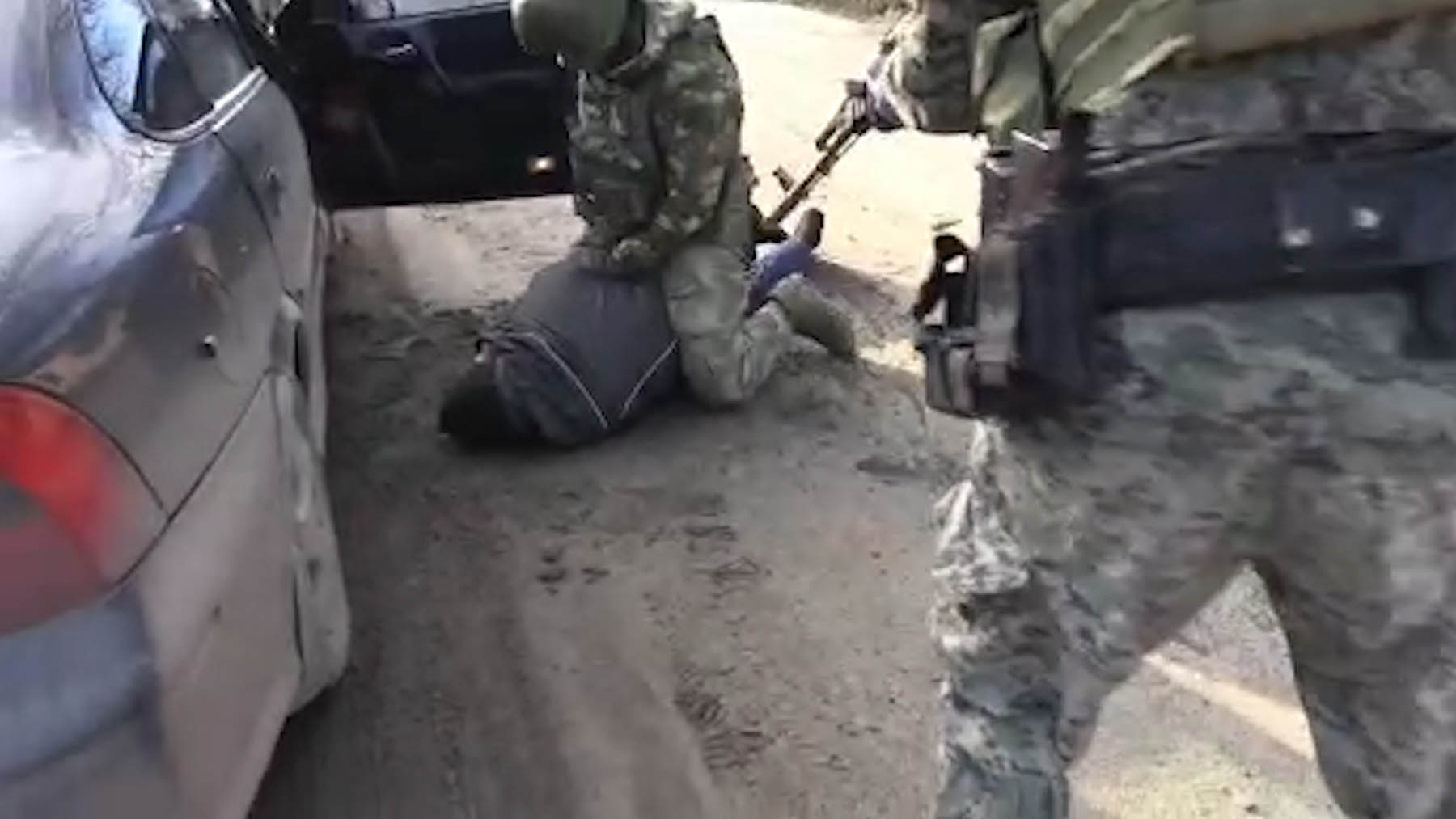 Comandos rusos detienen a miembros de la resistencia ucraniana.