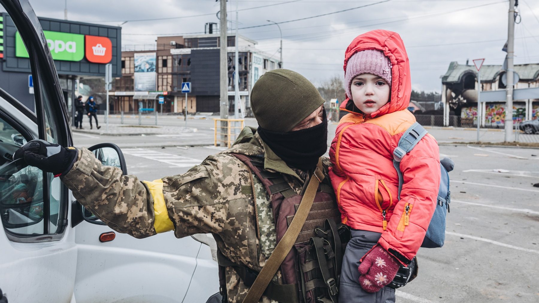 Un soldado ucraniano evacúa a un niño en Irpin, Ucrania (DIEGO HERRERA / EUROPA PRESS).