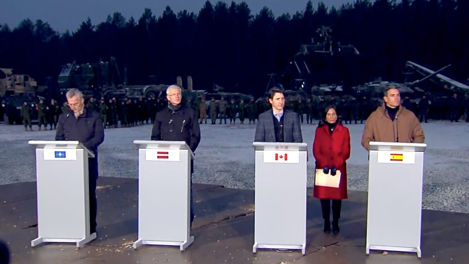 Pedro Sánchez junto al primer ministro de Canadá, el presidente letón y el secretario general de la OTAN.