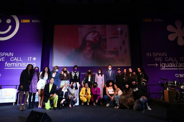 Belarra, con vestido morado, en el extremo izquierda de la foto y Sánchez con Irene Montero más centrado.