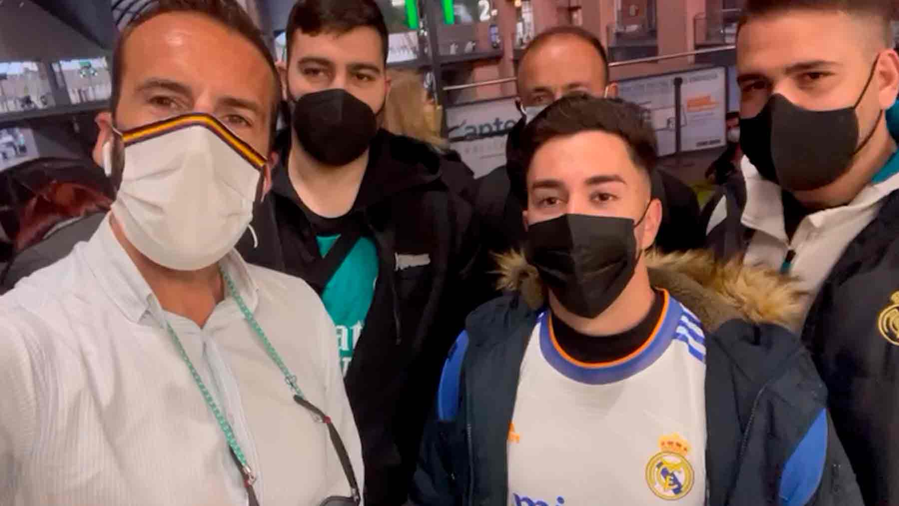 Álvaro Ojeda con los seguidores del Real Madrid a los que han robado las entradas.