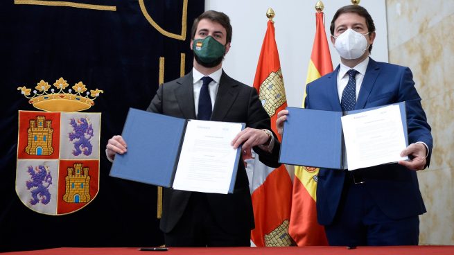 Alfonso Fernández Mañueco y García-Gallardon con el acuerdo de legislatura.