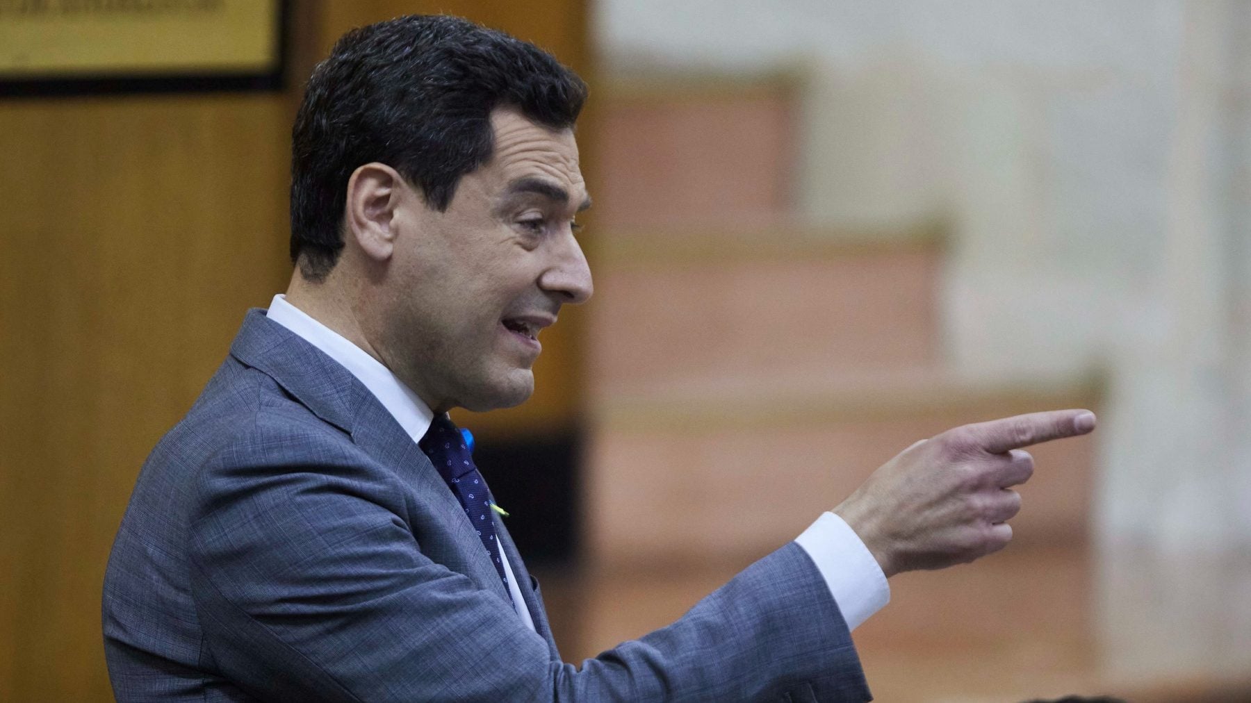 Juanma Moreno, en la sesión de control al Gobierno andaluz en el Pleno de la Cámara