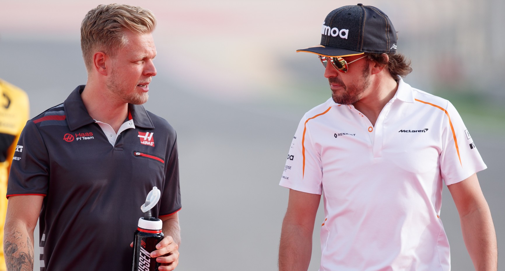 Fernando Alonso habla con Kevin Magnussen en una carrera en 2018. (Getty)