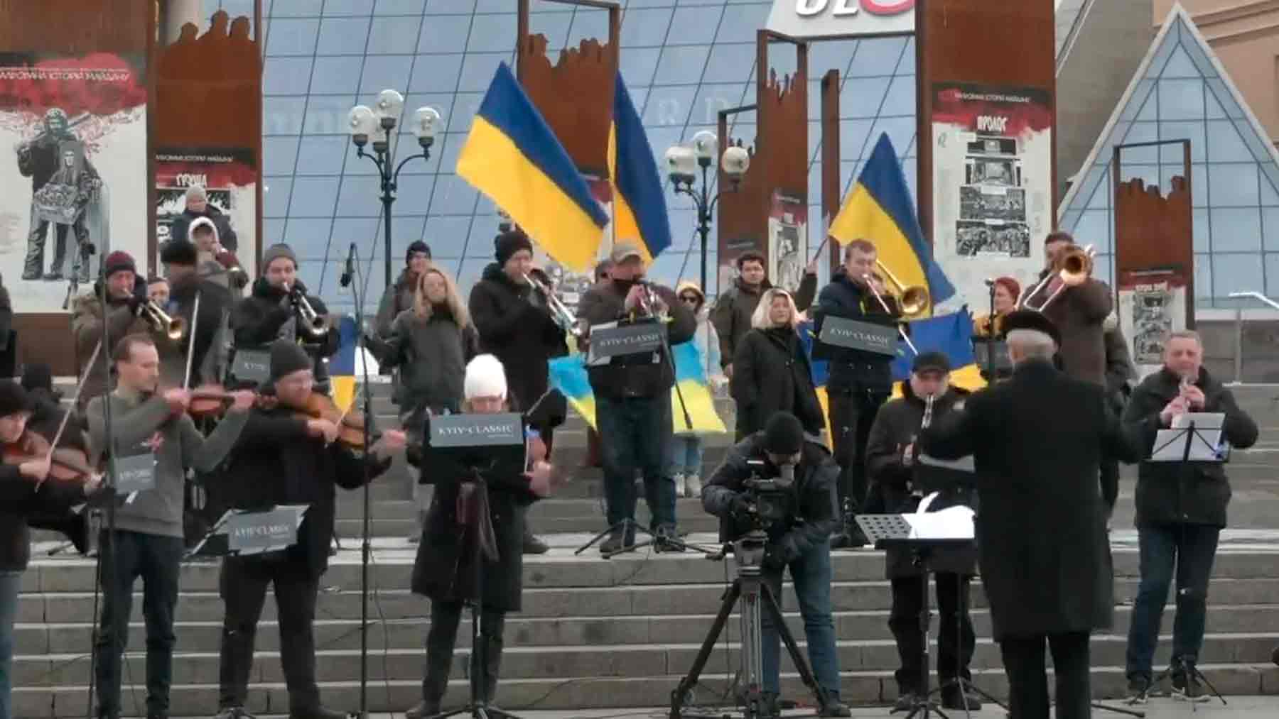 La Sinfónica de Kiev toca en la plaza de la Independencia.