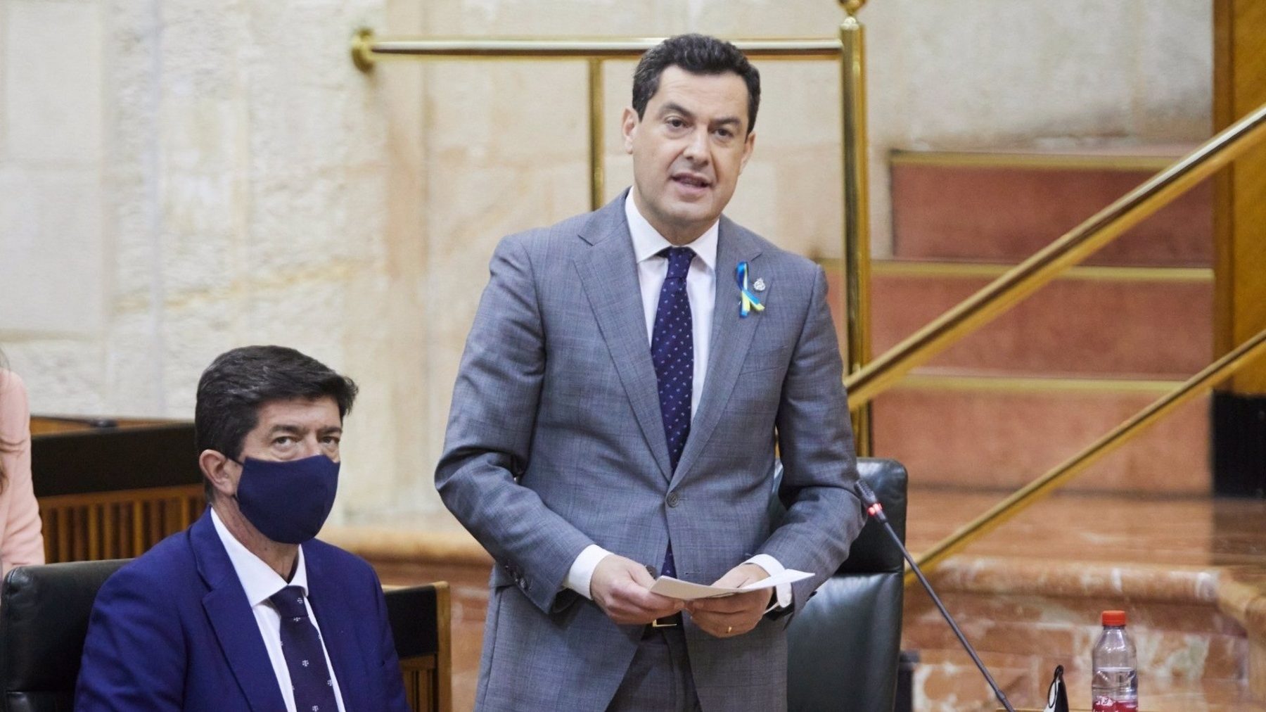 El presidente andaluz, Juanma Moreno, en el Pleno del Parlamento este jueves (JOAQUÍN CORCHERO / EUROPA PRESS).