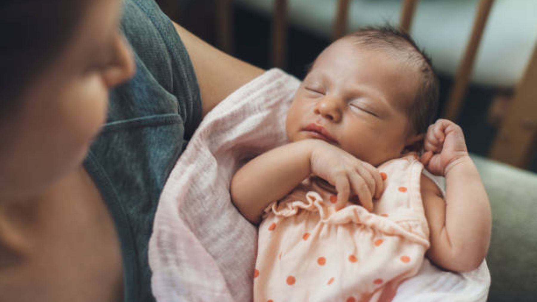 La forma más segura de dormir para los bebés es en su cuna, boca arriba y  cerca de la cama de sus padres, recomiendan los pediatras