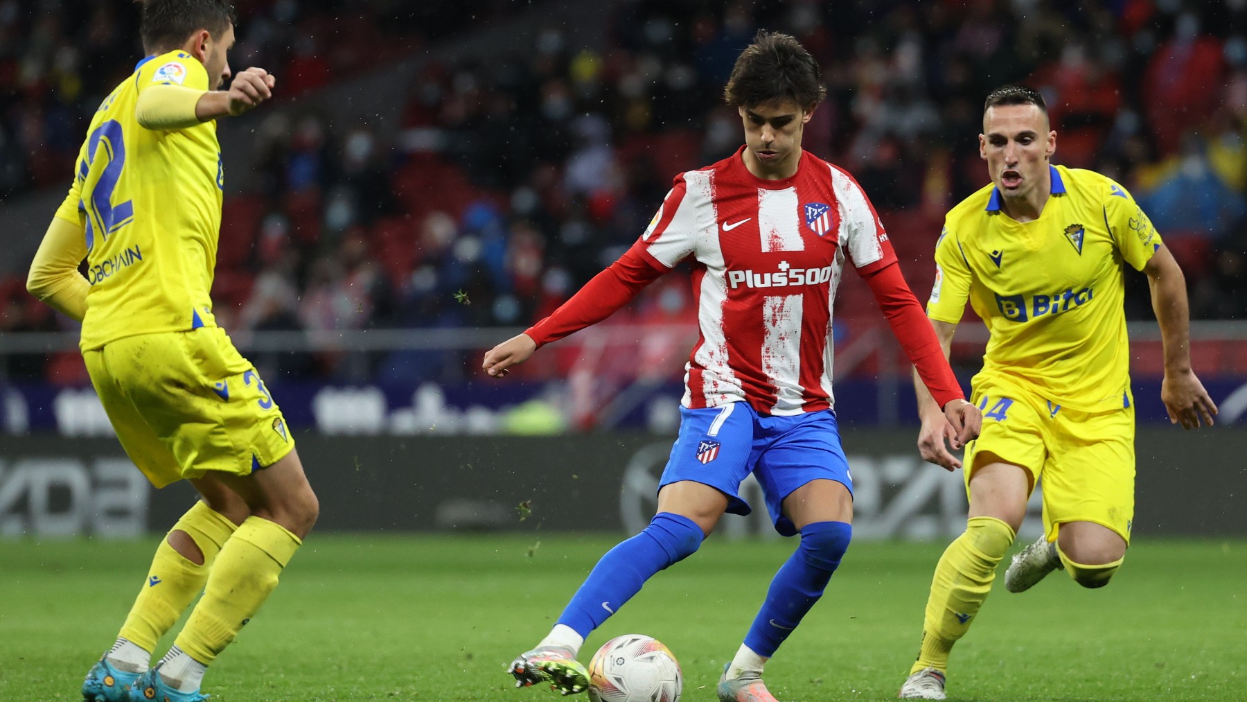 Joao Félix controla un balón entre dos jugadores del Cádiz. (EFE)
