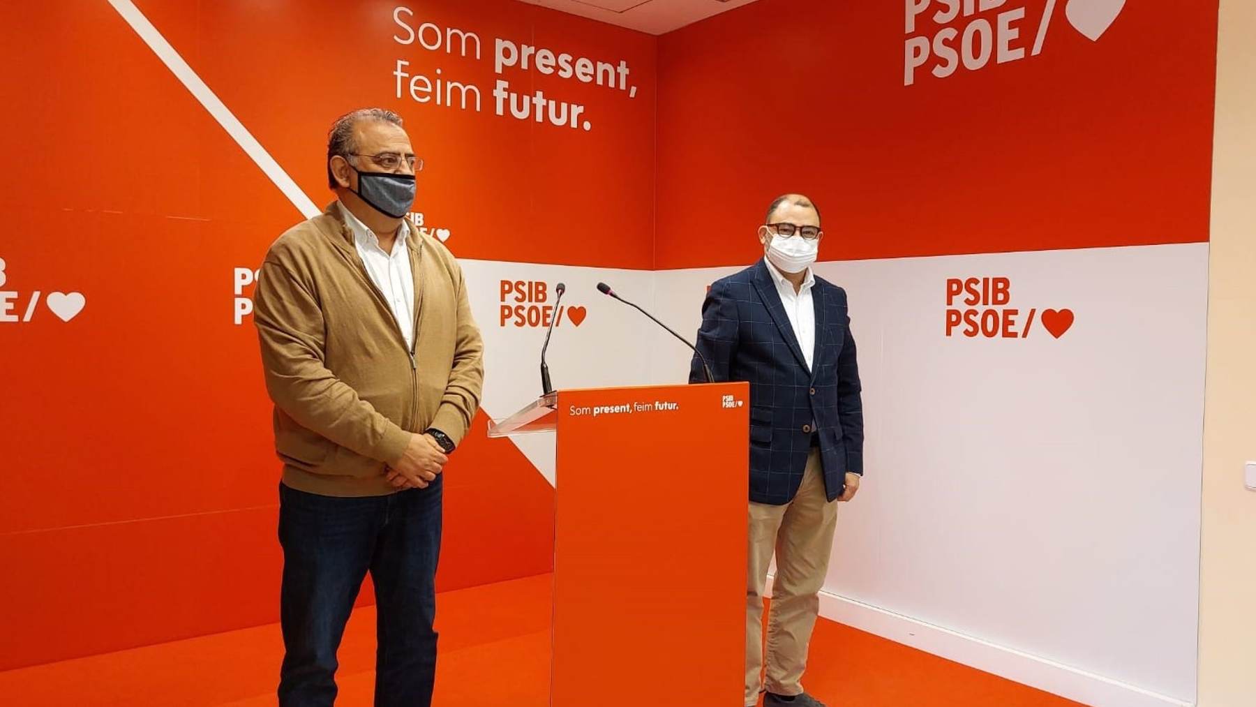 El portavoz del PSIB-PSOE, Alfonso Rodríguez, y el senador de la formación, Cosme Bonet, en rueda de prensa.