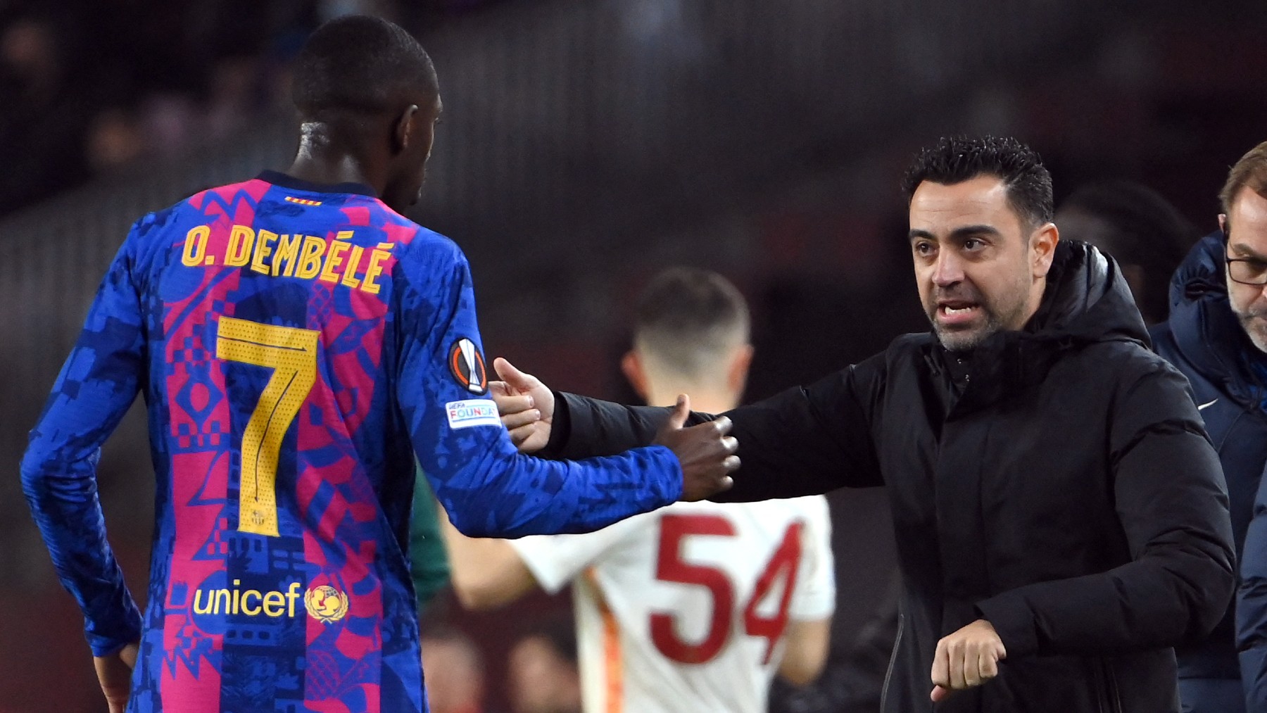 Xavi da órdenes a Dembélé durante el Barça-Galatasaray. (AFP)