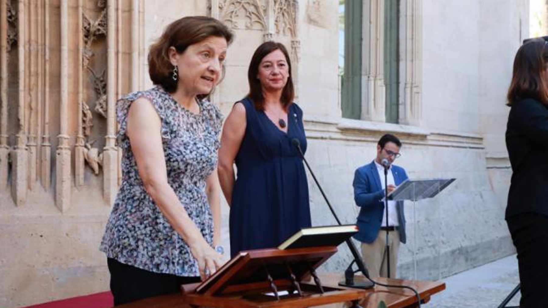 La consellera de Asuntos Sociales del Govern, Fina Santiago con la presidenta Francina Armengol en segundo plano.