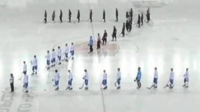 Los jugadores del Dinamo de Moscú y del SKA Neftyamik forman haciendo una Z de apoyo al ejército ruso.