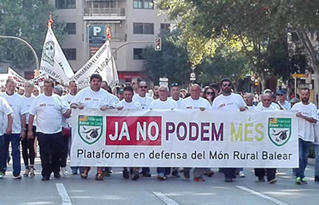 Una manifestación celebrada en Palma de ganaderos y agricultores en defensa del mundo rural.