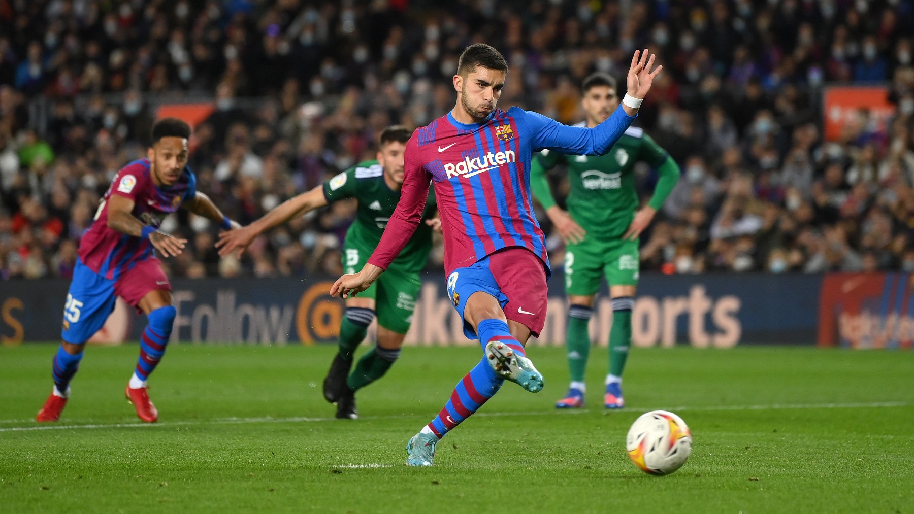 Ferran lanza el penalti ante Osasuna. (Getty)