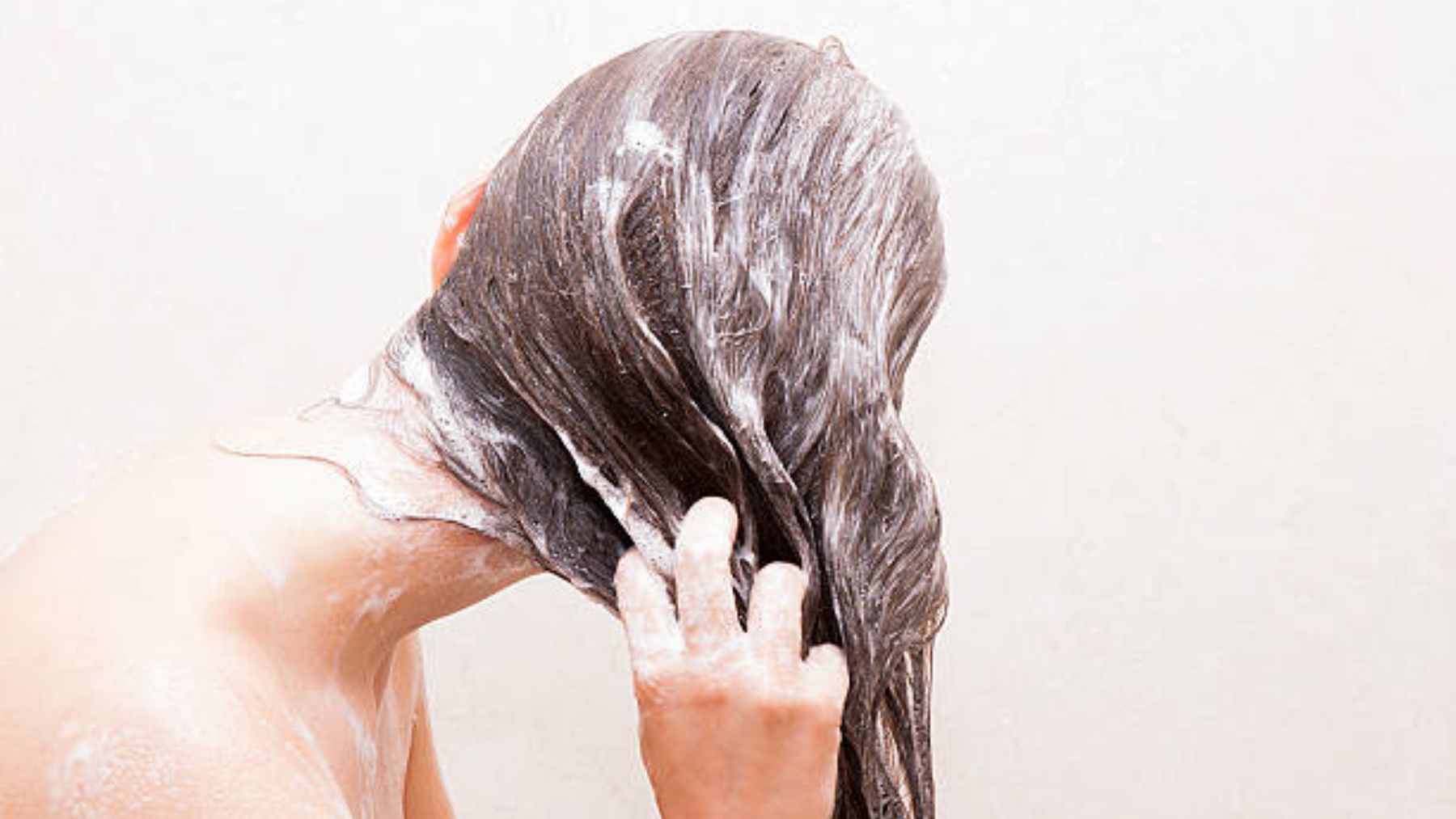Descubre qué es y qué beneficios aporta el lavado de cabello inverso