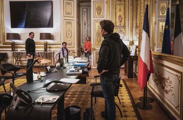 Macron le copia el look a Zelenski: se fotografía trabajando en vaqueros, sudadera y barba de varios días